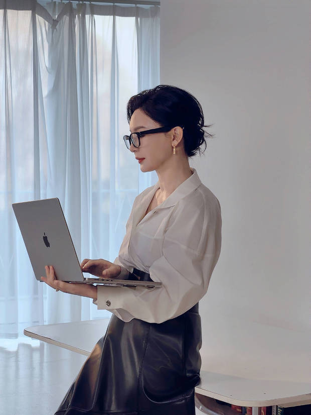 陈数侧颜精致，状态在线。