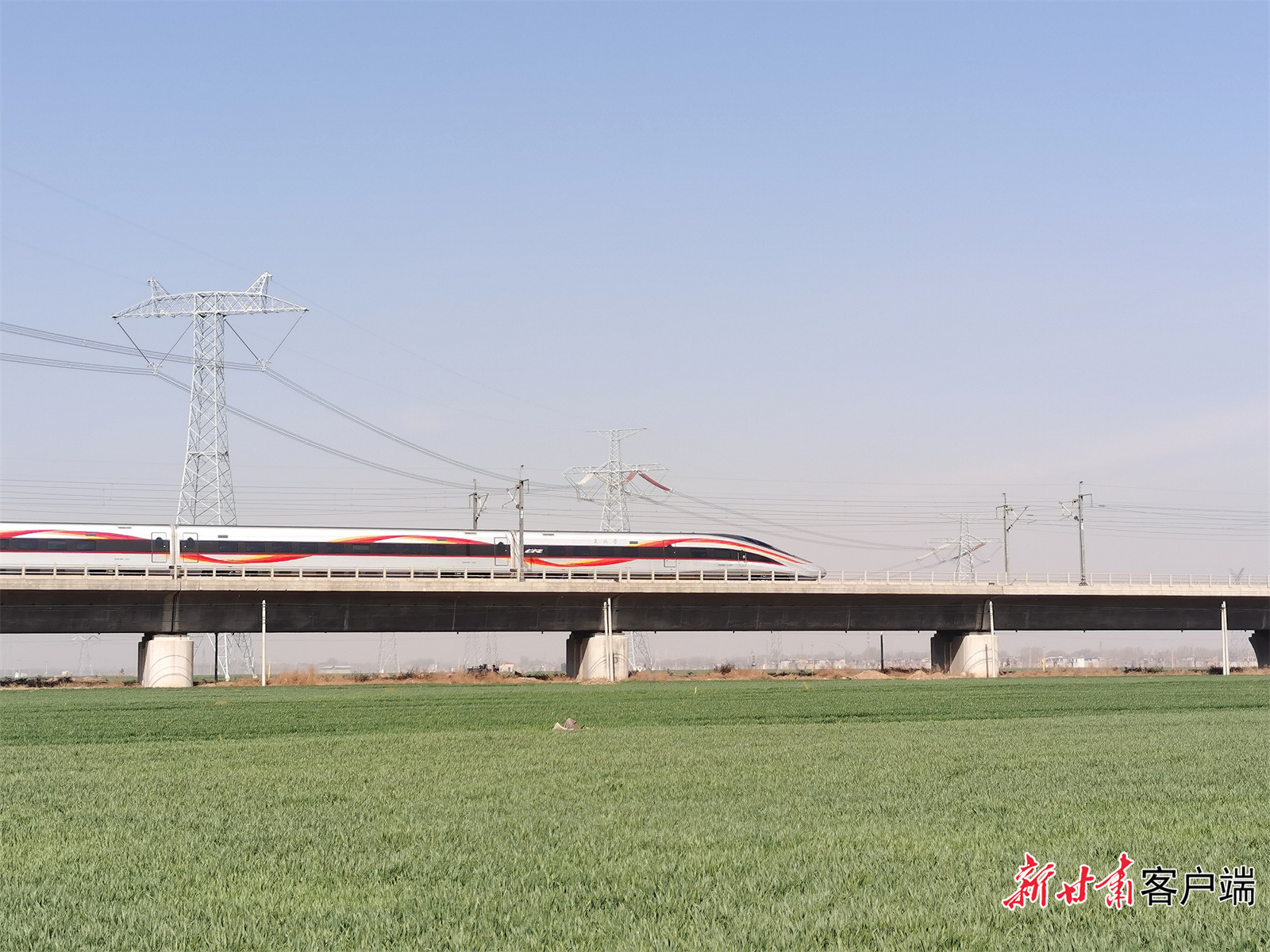 陇电入鲁工程输电线路跨越京广铁路 新甘肃·甘肃日报记者 王占东