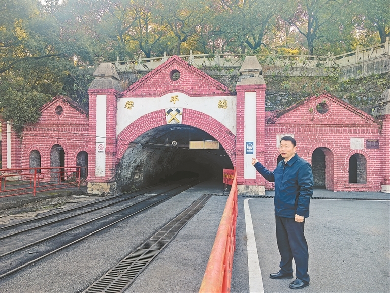 安源煤矿讲解员在矿业遗迹总平巷旁，诉说百年前的红色故事。