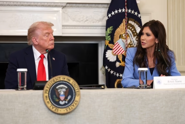 特朗普表面为国土安全部长辩护,知情人士:另一举动非常值得关注