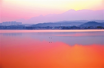 平静的湖面铺满霞光。