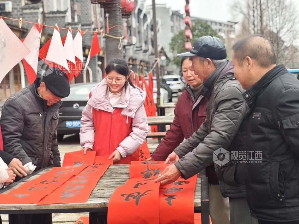 1月29日，江西省永丰县恩江镇塘仔角开展“迎新春 写春联 送祝福”活动，把浓浓的年味和新春的祝福送到社区居民群众的手中、心上。