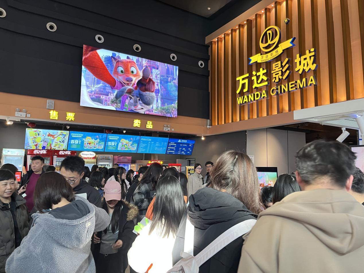 《疯狂动物城2》上映期间，大量观众来到万达影城观影。