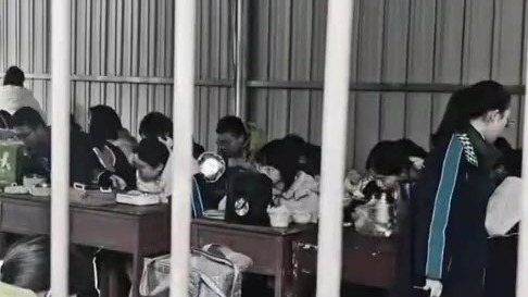 一学校家长给孩子送饭，就餐区用栏杆焊接遭质疑，教育局回应