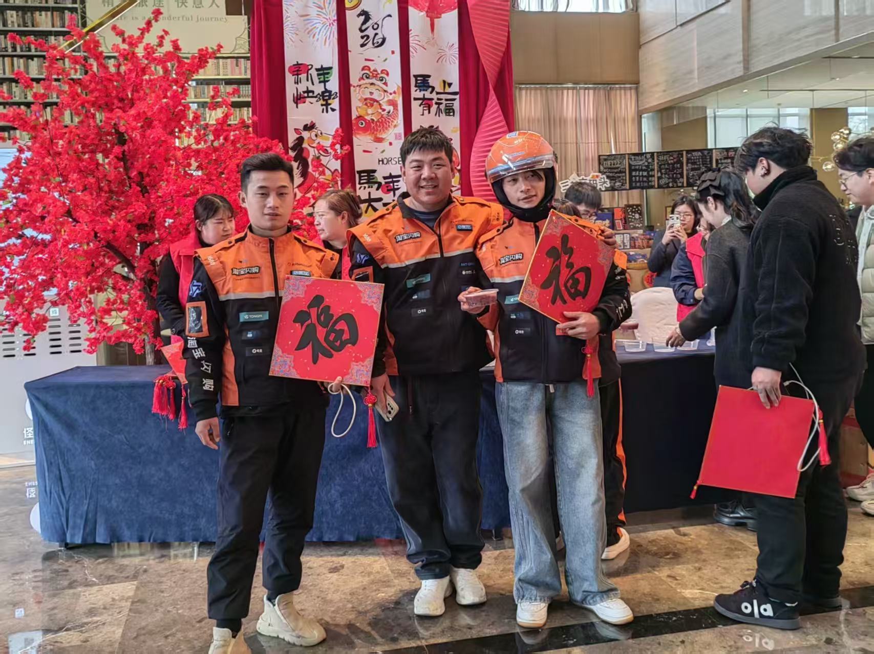 粥暖腊八 情系一线 江北“娘家人”开展暖心劳动者行动