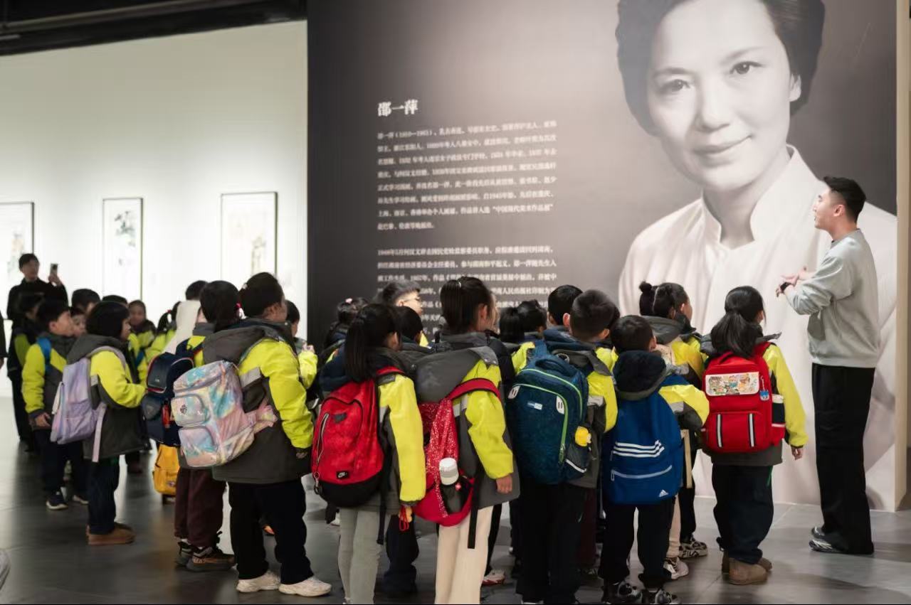 青一外国语学校一（6）班寒假实践走进长沙美术馆