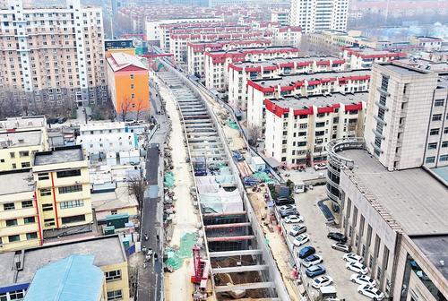 1月29日，中铁二十局集团建设者在石家庄地铁5号线一期工程和平西路站现场施工。