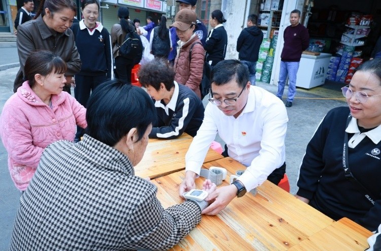 吴小平为老人量血压。