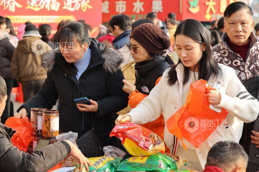 江西新余:非遗年货走俏社区(图)