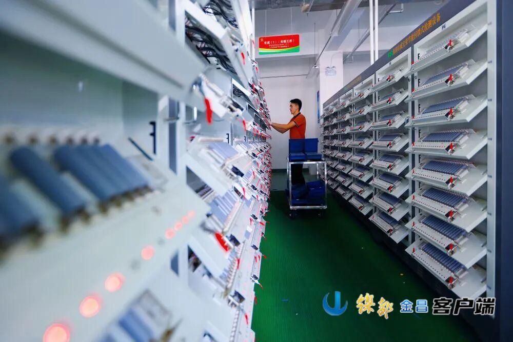 △位于金昌经济技术开发区的甘肃金宏翔新能源有限公司锂离子电池生产线上,工人在化成工序间作业。(资料图)