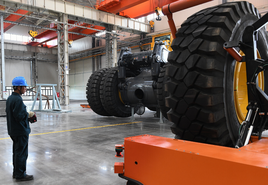 （山推工程机械股份有限公司工程技术人员在调试设备）