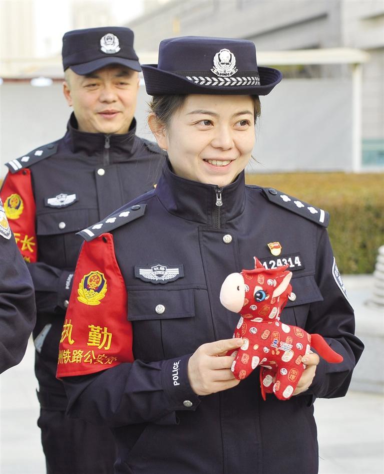 兰州西客站执勤民警收到吉祥小马