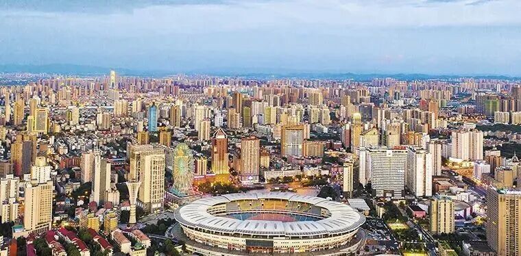 继“湘超”之后，贺龙体育场又将讲述一个新的热血足球故事。长沙晚报全媒体记者 邹麟 摄