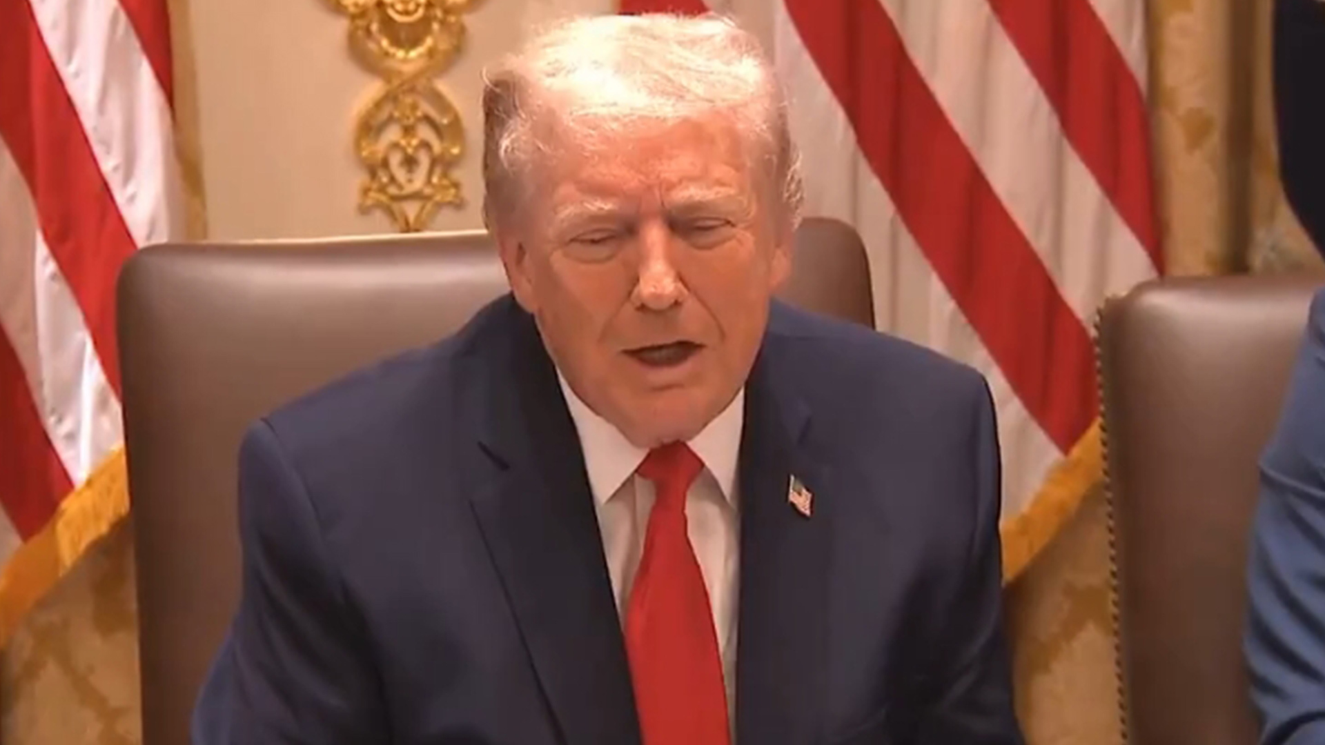 特朗普回应“打瞌睡”质疑：3个小时的会议无聊透顶，我只是闭上眼，想着赶紧离开那个鬼地方