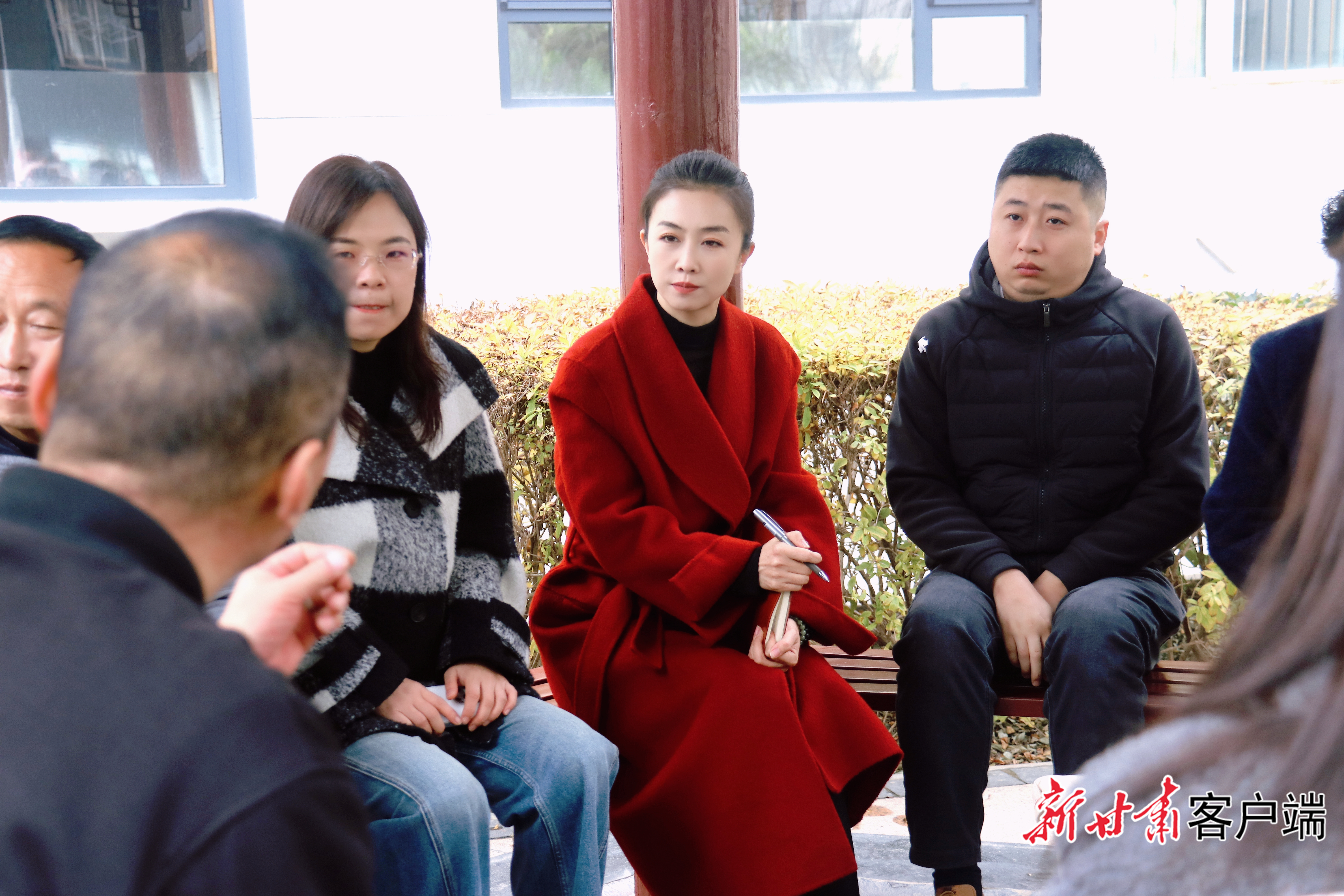 马艳红（中）征集群众意见建议　本文图片由受访者提供