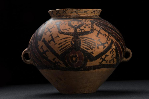 半山型巫字纹双耳罐(藏于甘肃马家窑彩陶文化博物馆)
