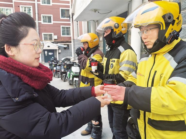 九州创城社区负责人给美团小哥送茶