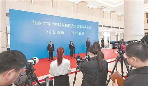 1月29日下午，省十四届人大四次会议举行第二场“代表通道”“厅长通道”集体采访活动，来自不同领域的3位省人大代表和3位厅局长，现场回答记者提问。本报全媒体记者 张翰林摄