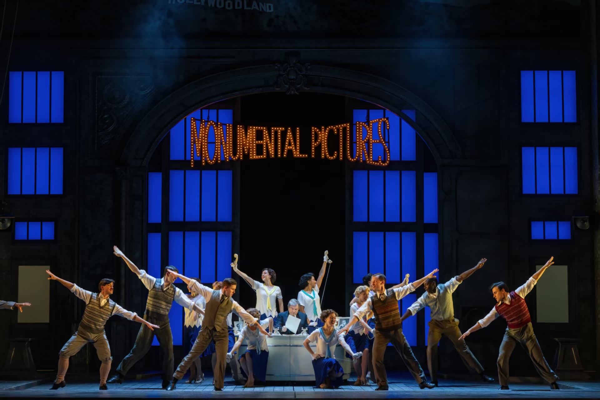 新春看大戏！伦敦西区原版音乐剧《雨中曲》正月初三登陆青岛，6吨“真雨”重现好莱坞黄金时代