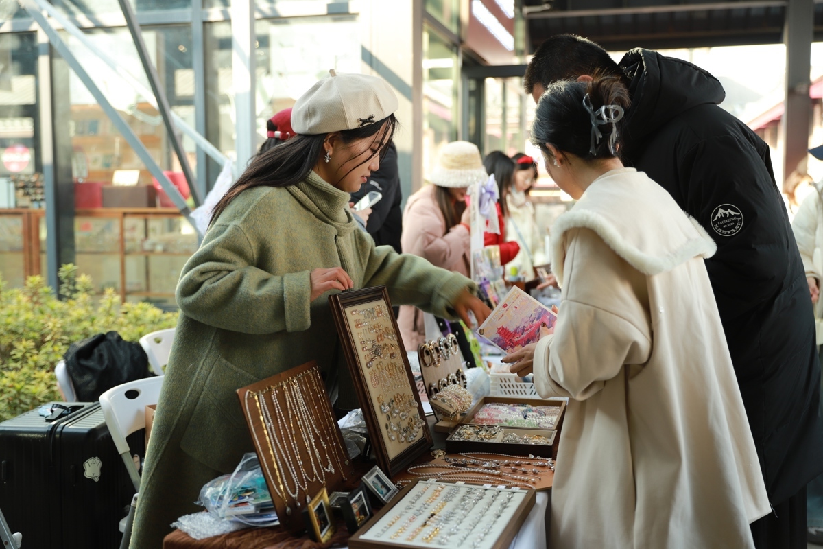 艺术循环市集吸引市民游客驻足.jpg