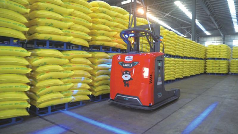 图为无人叉车在心连心集团成品库搬运化肥