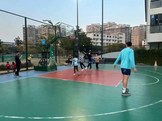 深圳龙华润庆翔篮球俱乐部举办公益活动 职业球员与青少年以球会友