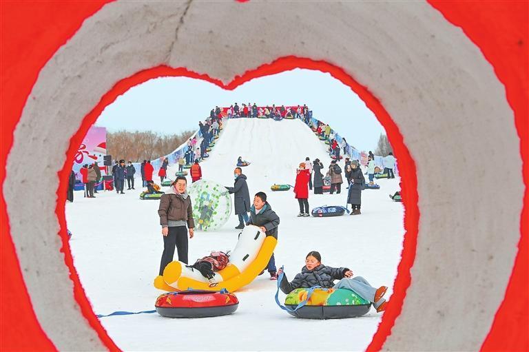 游客在靖远县靖乐湿地冰雪乐园快乐玩耍