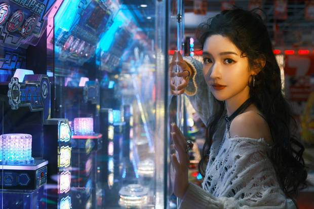 王玉雯五官立体，皮肤白皙。