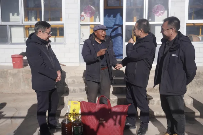 开展“同心筑梦·情暖八岭”走访慰问活动