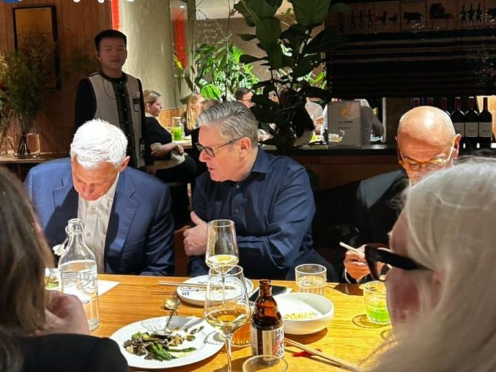 斯塔默:我用筷子的经验丰富,家里有拉布布玩偶