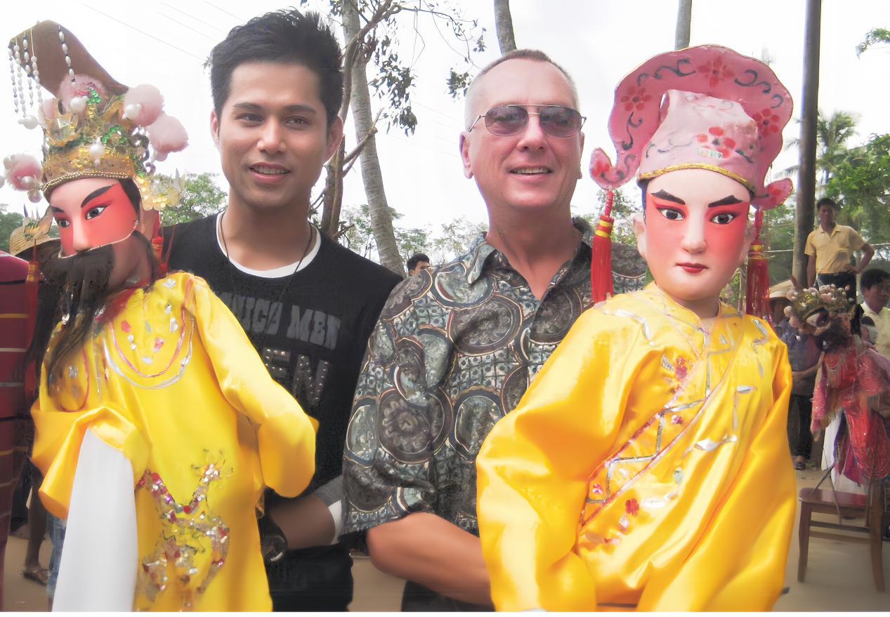 2011年10月，吉飞龙陪巴瑞&middot;莫罗（《雨人》的编剧、奥斯卡最佳原创剧本奖得主）