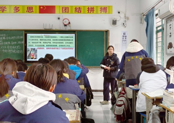 (“青蓝工程”优质课大赛现场)