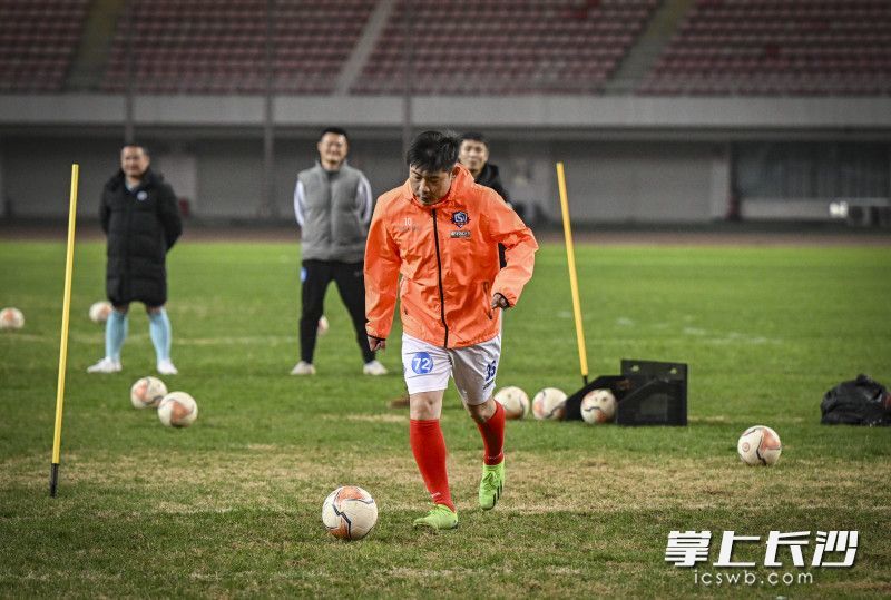 参加选拔的球员进行射门测试。