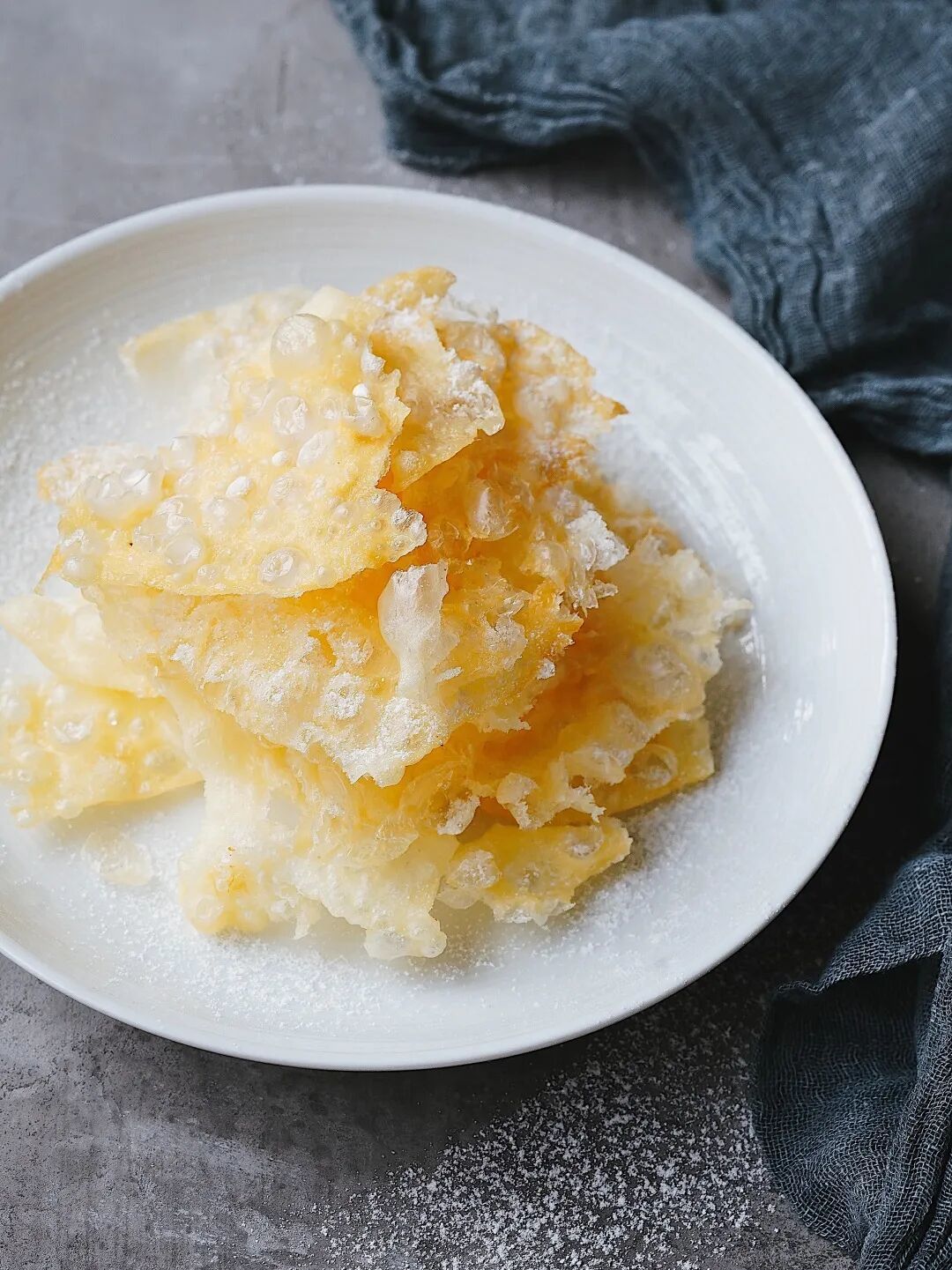 △甜品:玫瑰鲜花饼 Rose Jam–Filled Cake 以及 洱海积雪乳扇 Deep fried Yunnan Cheese