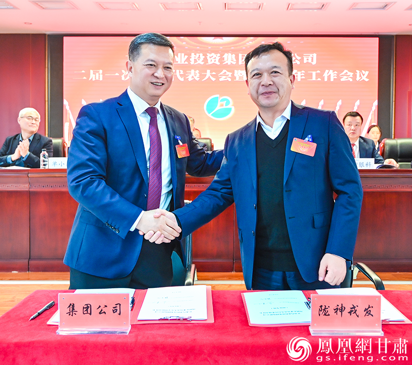 甘肃药业集团总经理窦生铭（左）与所属企业负责人签订目标责任书