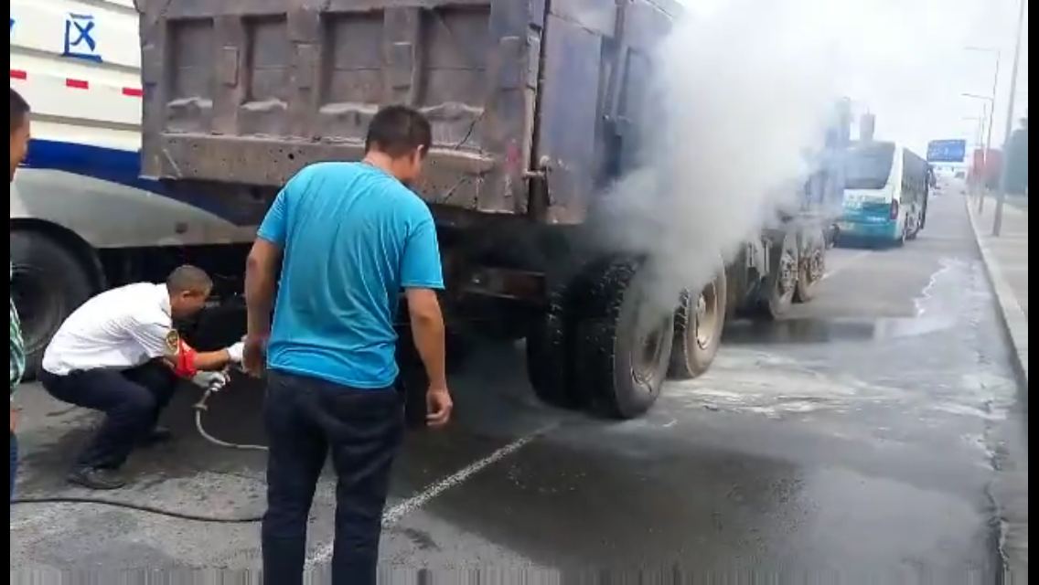 再临火场，他依旧是逆行的勇士！路遇罐车起火 城运司机王克礼化身“救火英雄”