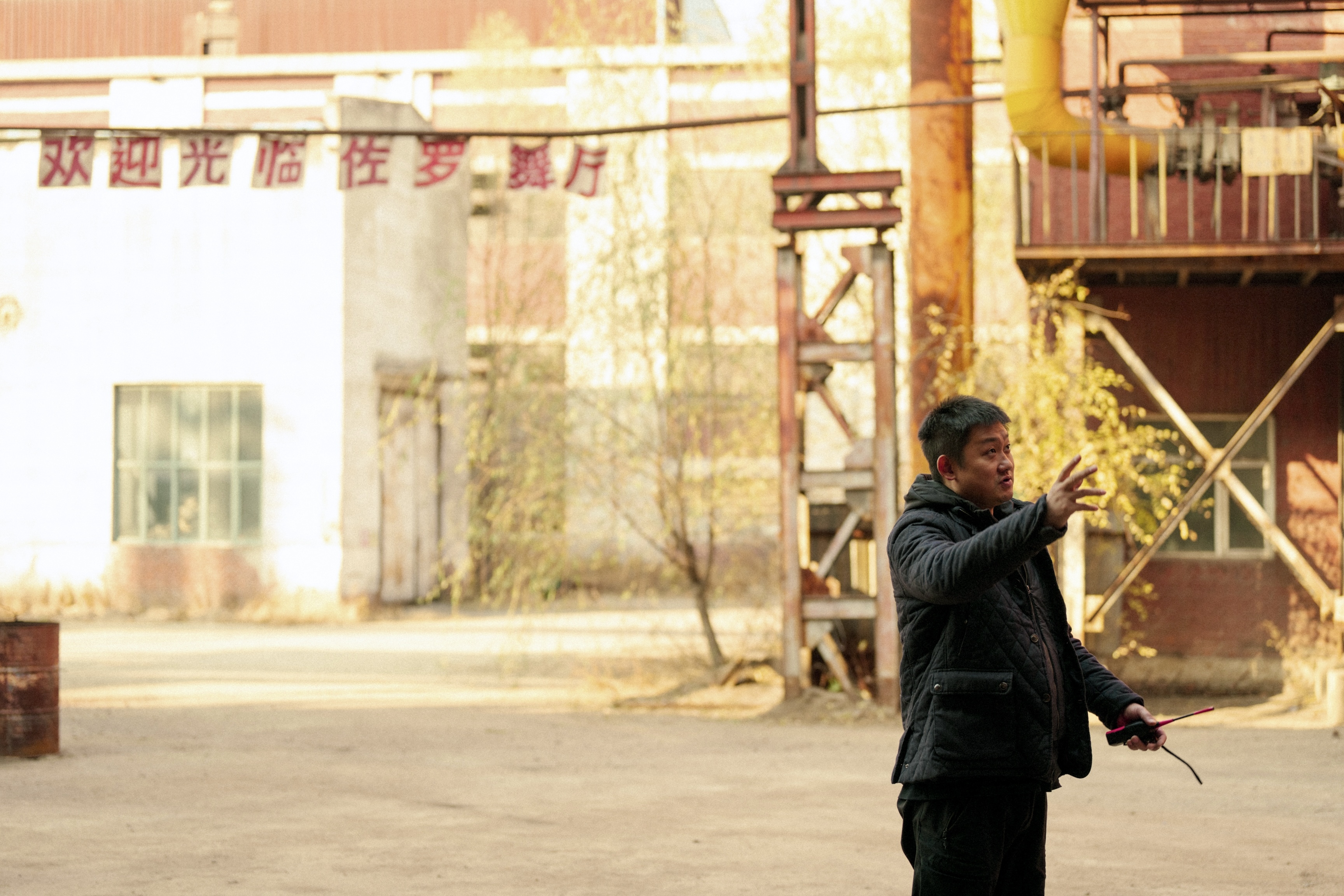 导演鹏飞在片场