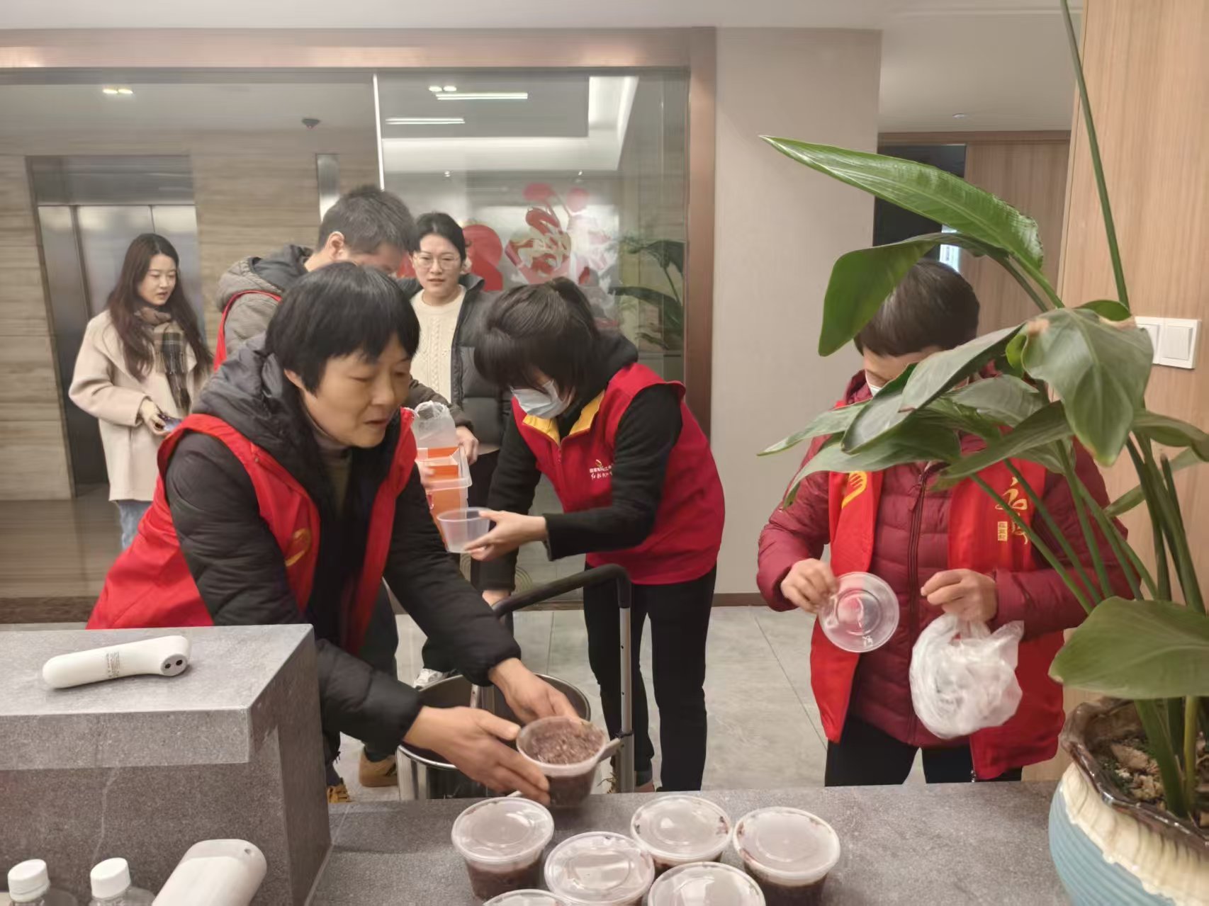 粥暖腊八 情系一线 江北“娘家人”开展暖心劳动者行动