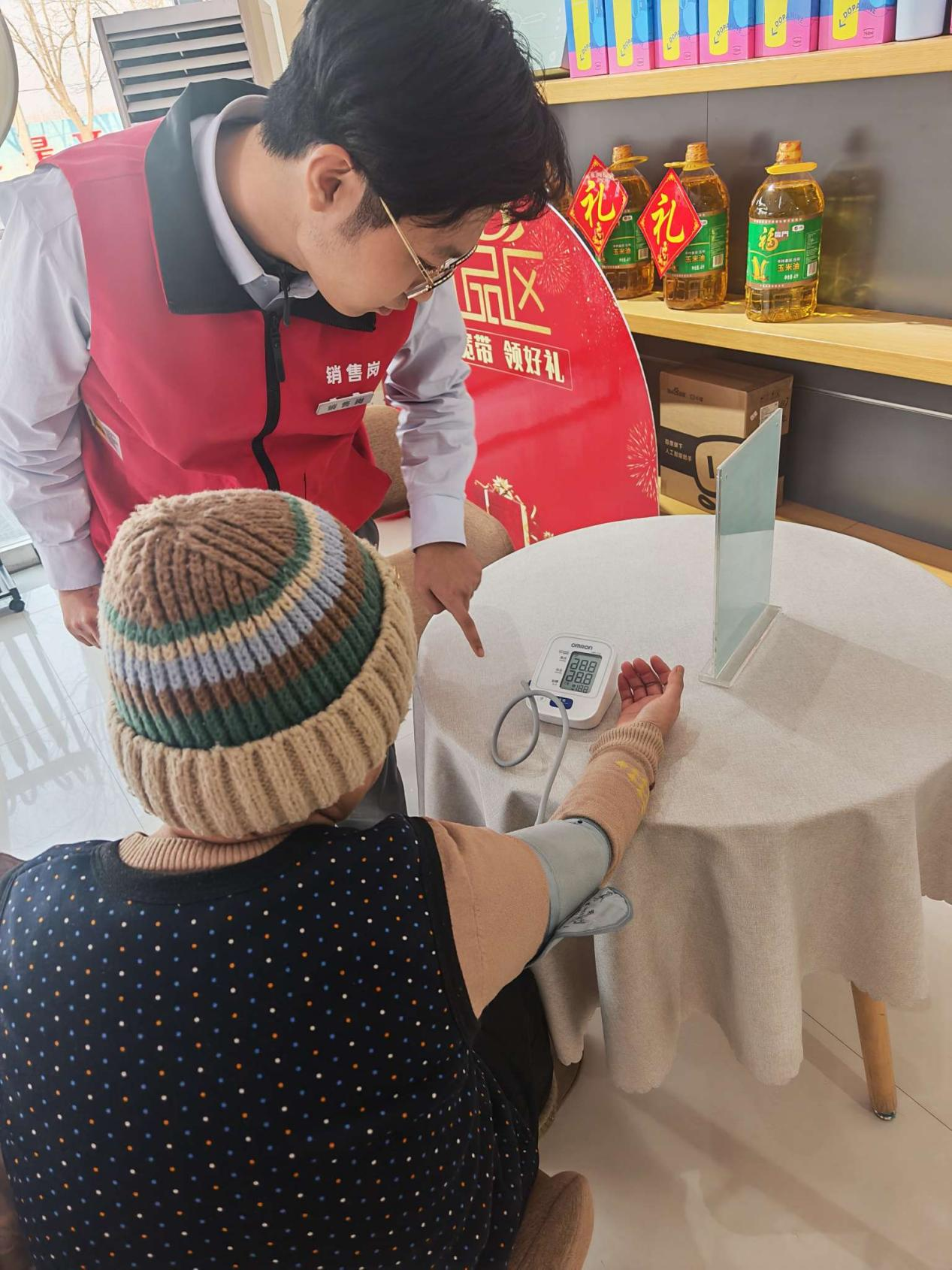 中国电信武强分公司营业厅为老年人测血压守护银发健康