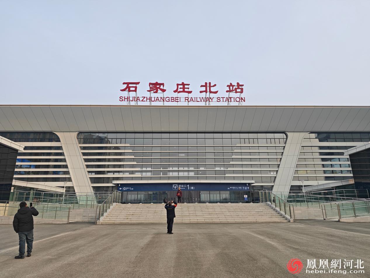 石家庄北站北广场市民拍照打卡场景
