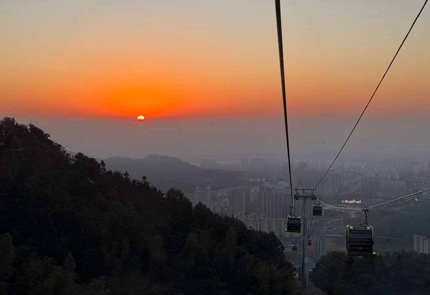 梅岭云端索道将南昌城区与大山紧紧相连，形成“揽山入城”的宏大格局。 湾里管理局 供图
