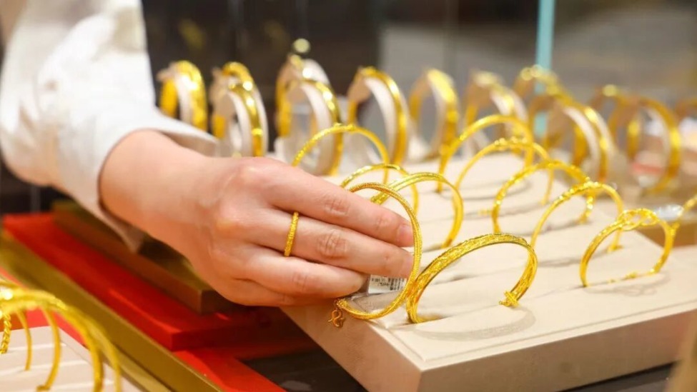 金饰克价两周暴涨近20%，一个金镯差价近万元_凤凰网