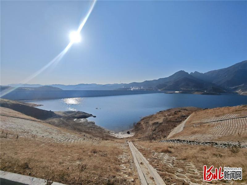 1月12日拍摄的易县抽水蓄能电站下水库。 河北日报记者 王思达摄
