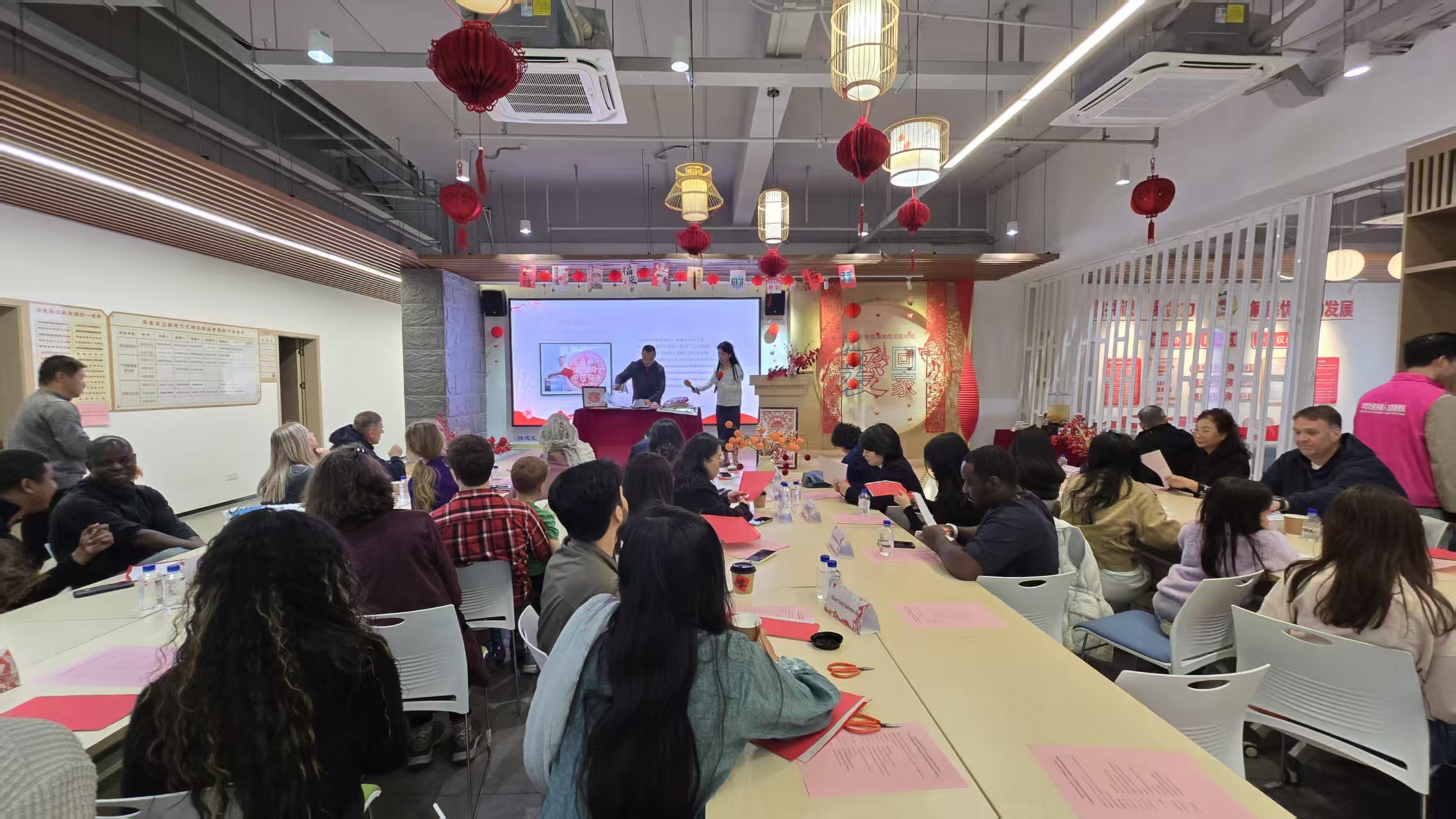 珠海以非遗“宴请”外籍人才 年俗体验让“他乡”成“吾乡”