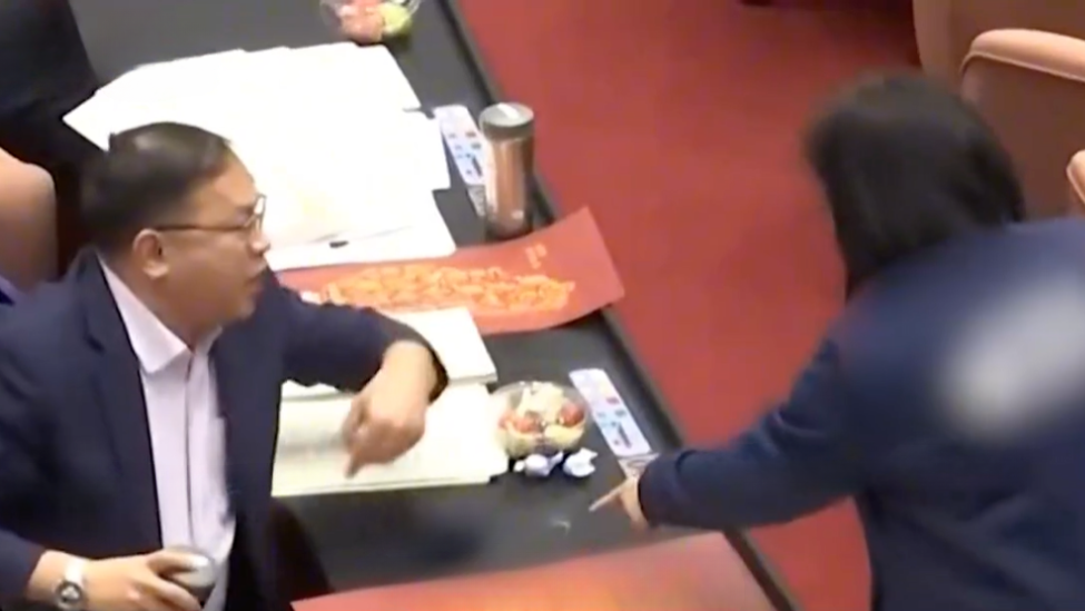 台湾政治人物再爆发冲突！王义川竟呛陈玉珍“中国人滚开”