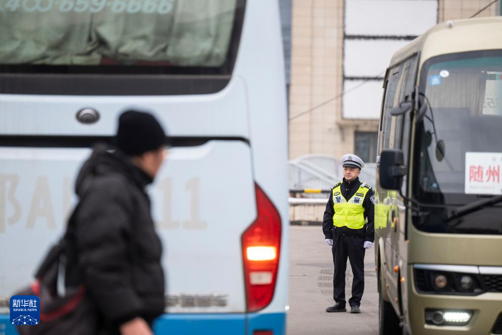 1月29日,在湖北省武汉市宏基长途客运汽车站,武汉交警对长途汽车进行安全检查。新华社记者 伍志尊 摄