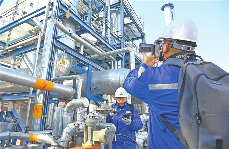 兰州石化工作人员在动静密封点进行巡检