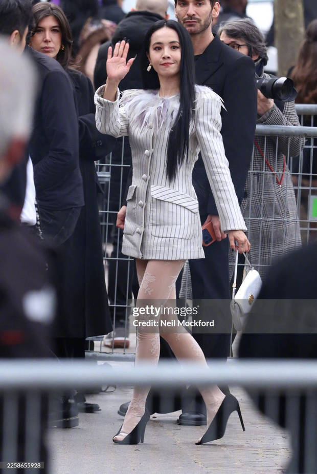 蔡依林挥手致意，笑容柔和。