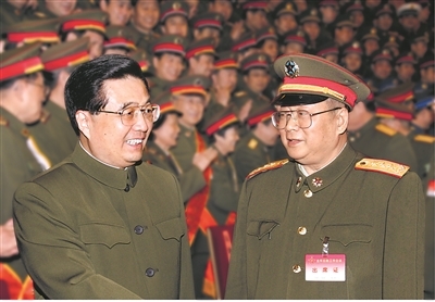 2006年1月11日,胡锦涛同志出席全军后勤工作会议时与廖锡龙同志在一起。