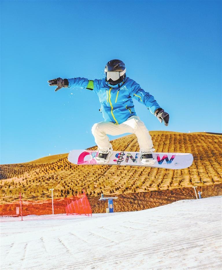 专业滑雪人员在天祝县乌鞘岭国际滑雪场进行特技表演